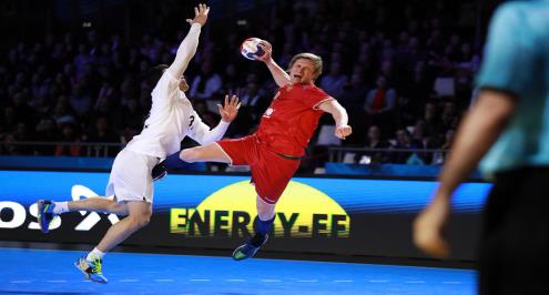 الدب الروسي يسحق الكمبيوتر الياباني في مونديال اليد